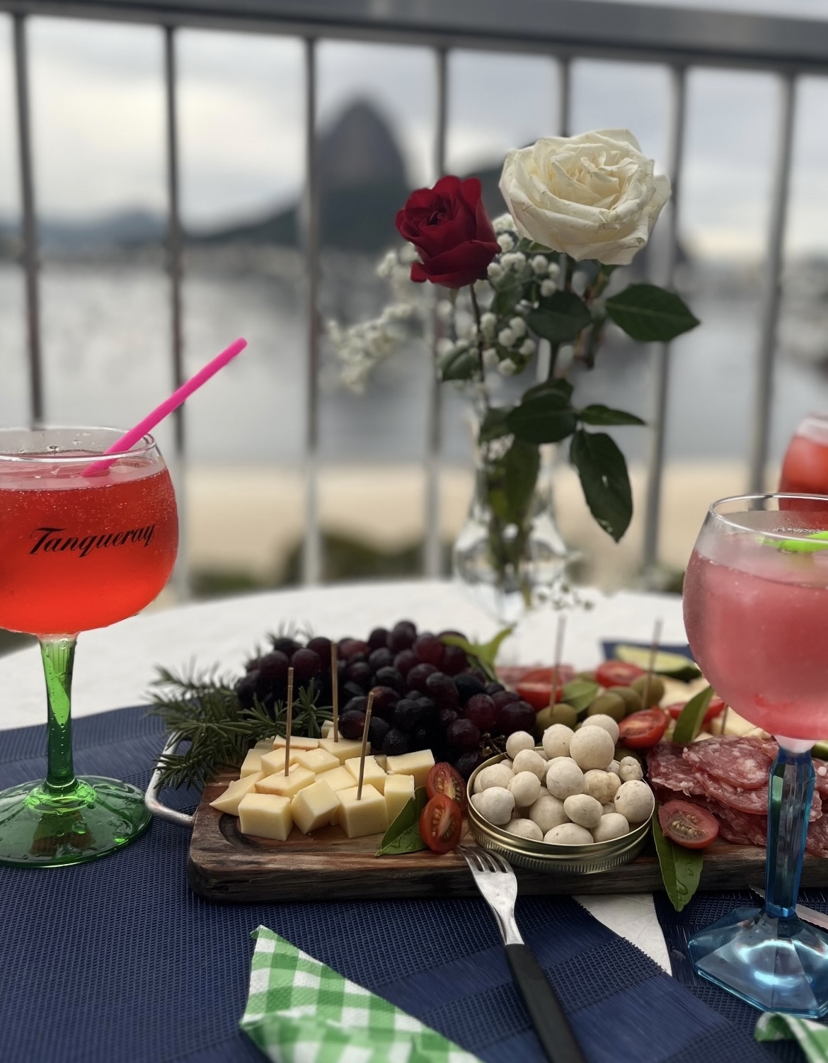 Café especial com vista durante uma viagem ao Rio