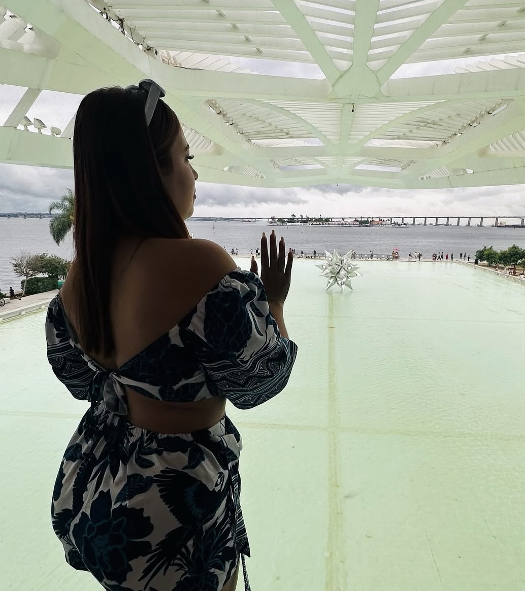 Sabrina vivendo uma experiência de hospedagem no Rio