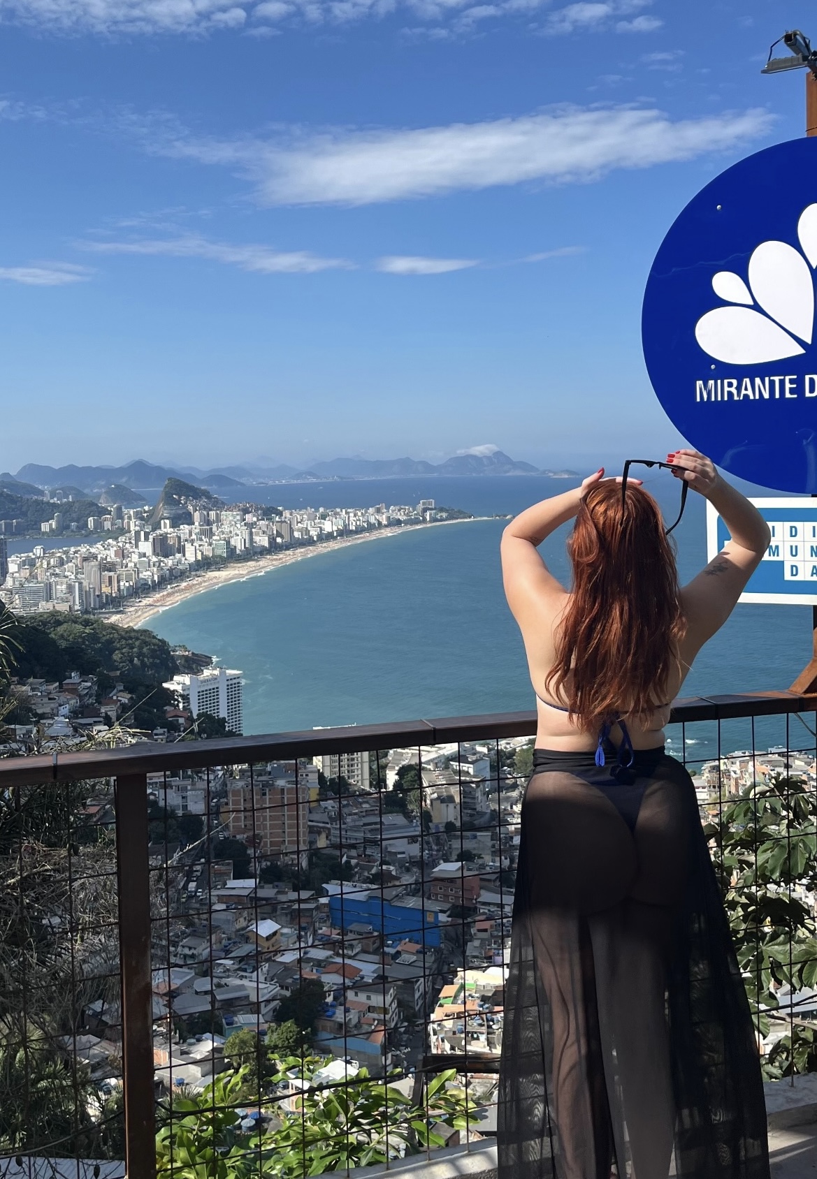 Sabrina contemplando a vista do Mirante do Arvrão
