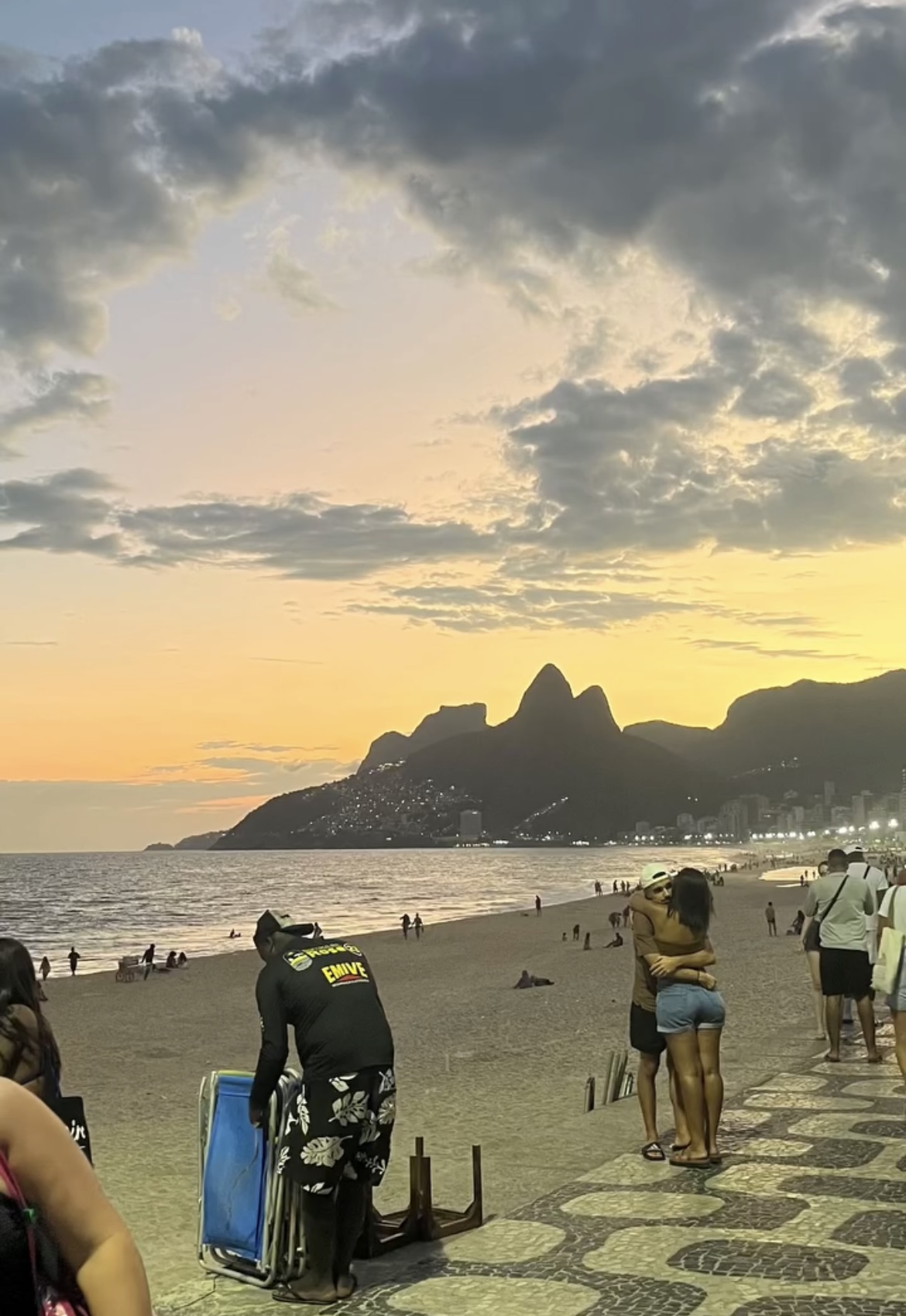 Praia de Ipanema durante uma das primeiras viagens de Sabrina ao Rio