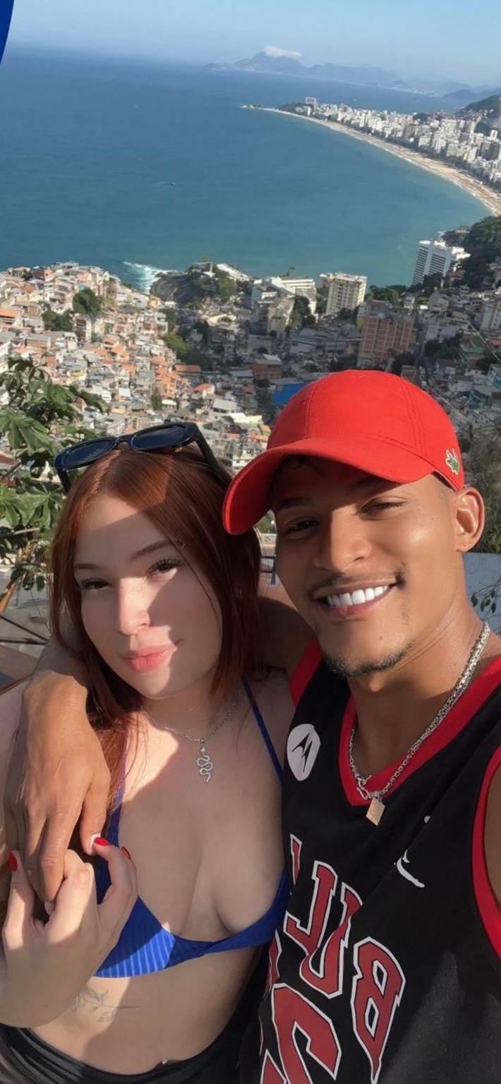 Sabrina e Wallace juntos em um mirante com vista para o Rio de Janeiro
