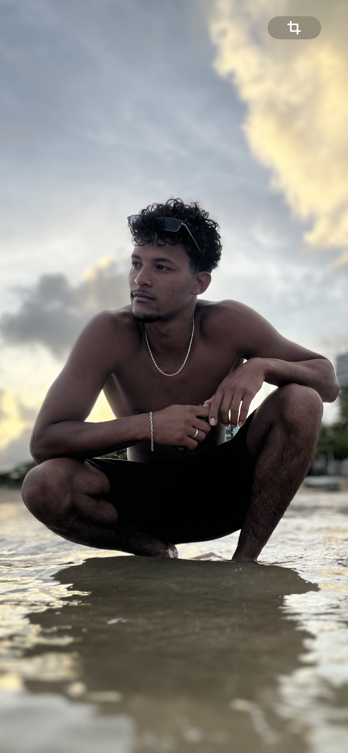 Wallace, cofundador do Rio Entre Amigos, na praia
